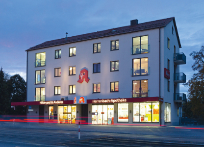 Nachtaufnahme des Gebäudes der Herrenbach-Apotheke in der Friedberger Straße in Augsburg