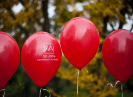 Rote Luftballons zum 50jährigen Jubiläum der Herrenbach-Apotheke